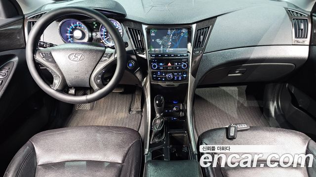 Hyundai Sonata — interior