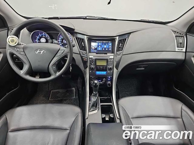 Hyundai Sonata — interior