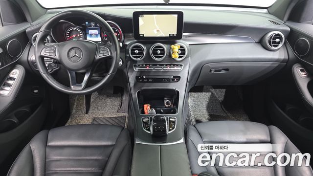 Mercedes-Benz GLC-Class — interior