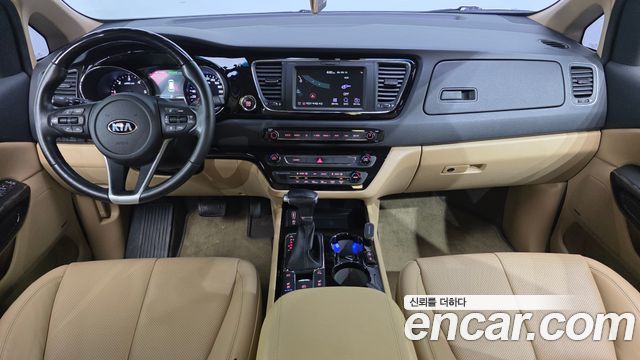 Kia Carnival — interior