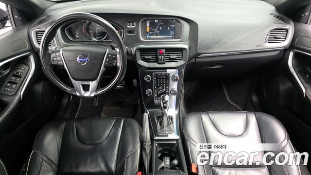 Volvo V40 — interior