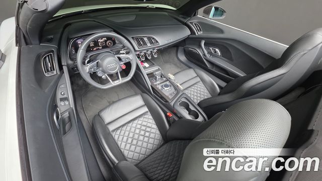 Audi R8 — interior