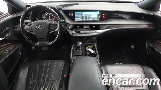 Lexus LS — interior