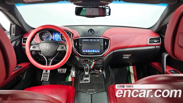 Maserati Ghibli — interior
