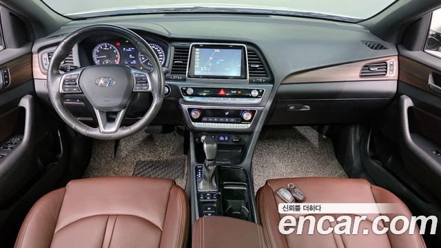Hyundai Sonata — interior