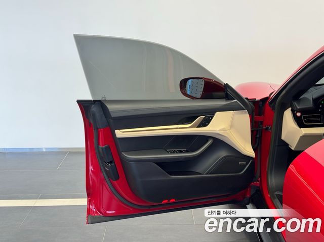 Porsche Taycan — interior
