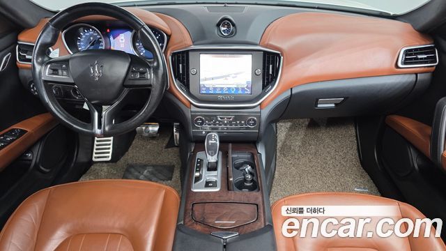 Maserati Ghibli — interior