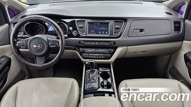 Kia Carnival — interior