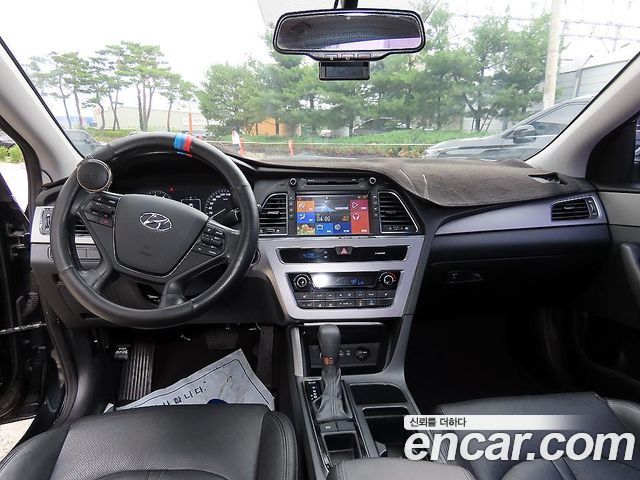 Hyundai Sonata — interior
