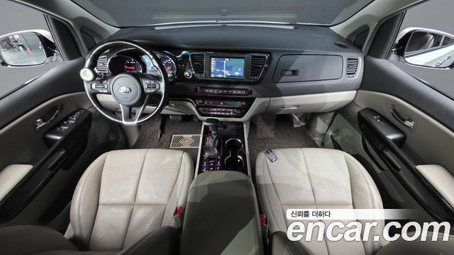 Kia Carnival — interior