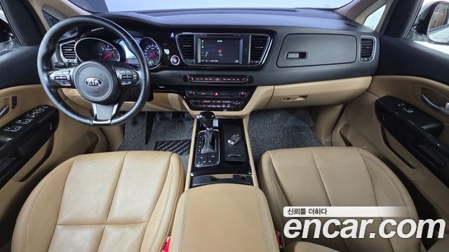 Kia Carnival — interior