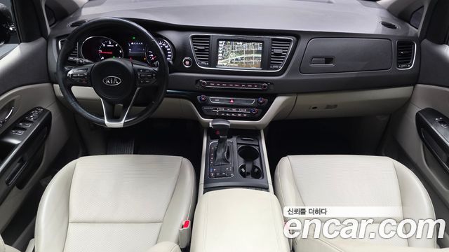 Kia Carnival — interior
