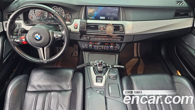 BMW M5 — interior