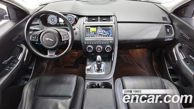 Jaguar E-Pace — interior