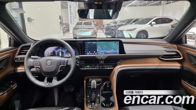Toyota Crown — interior
