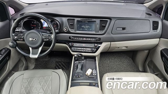 Kia Carnival — interior
