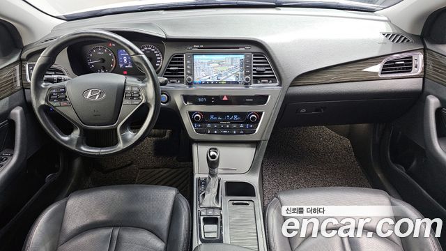 Hyundai Sonata — interior