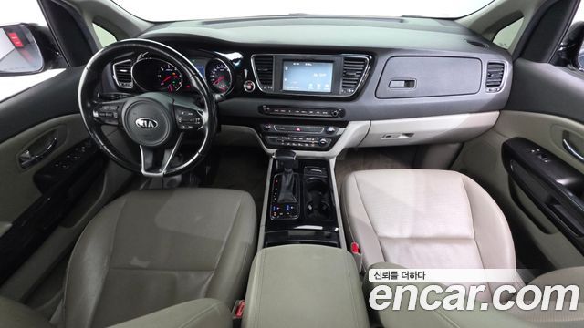 Kia Carnival — interior