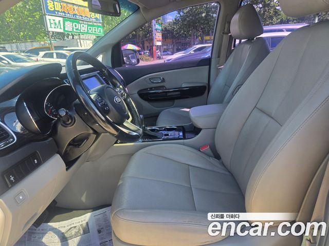 Kia Carnival — interior
