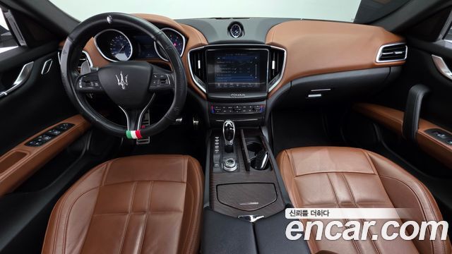Maserati Ghibli — interior