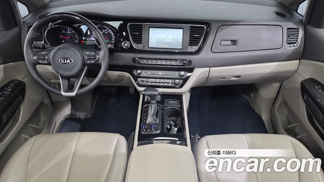 Kia Carnival — interior