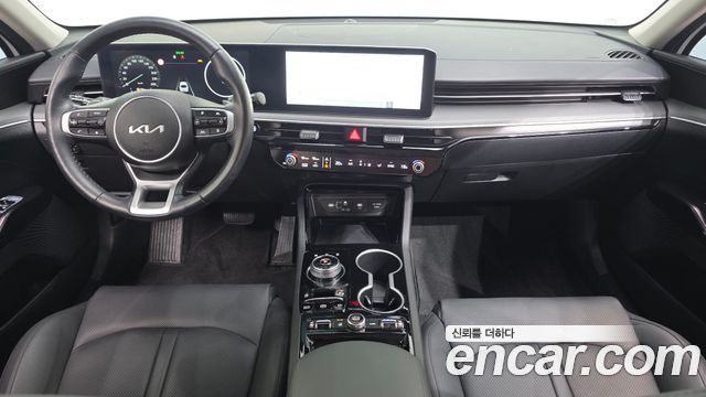 Kia K5 — interior