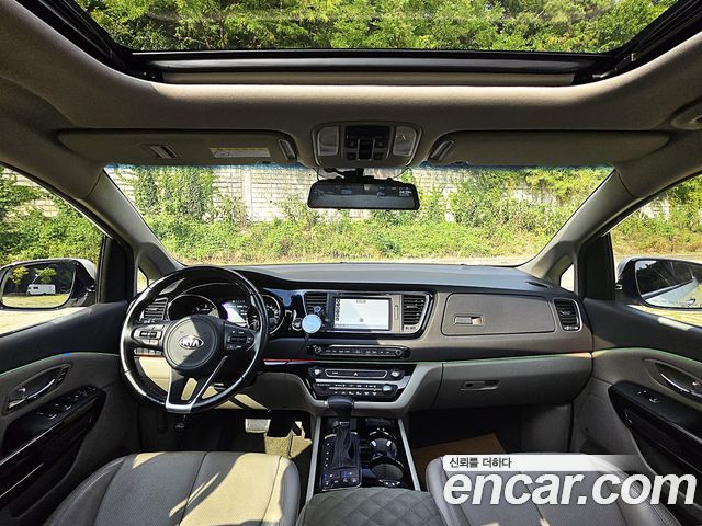 Kia Carnival — interior