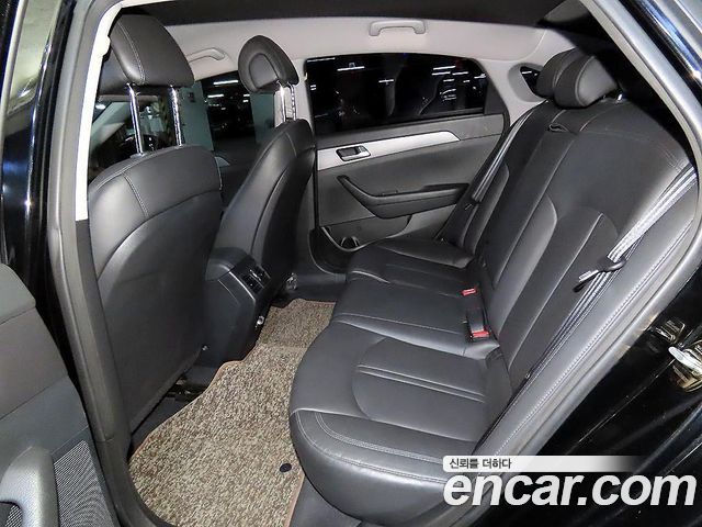 Hyundai Sonata — interior