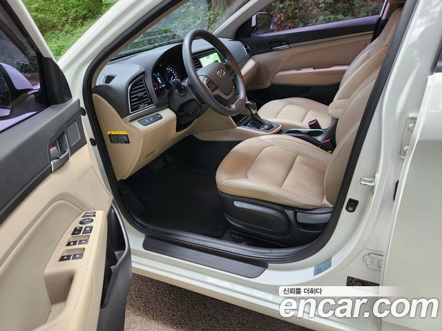 Hyundai Avante — interior