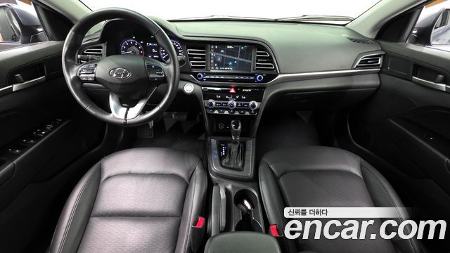 Hyundai Avante — interior