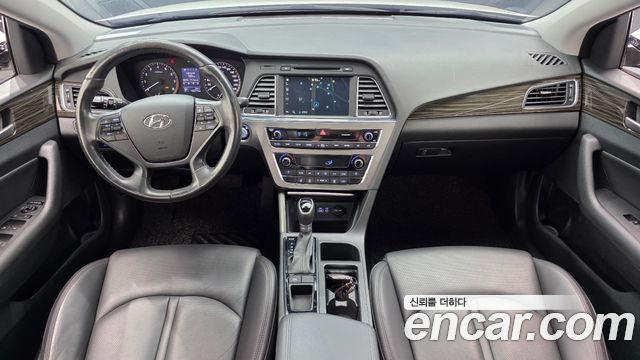 Hyundai Sonata — interior