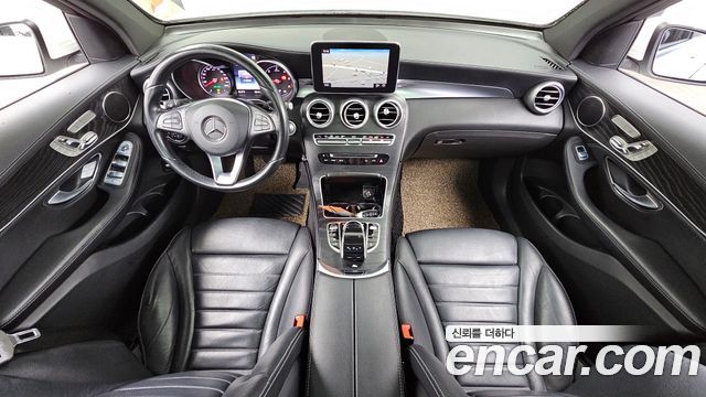 Mercedes-Benz GLC-Class — interior