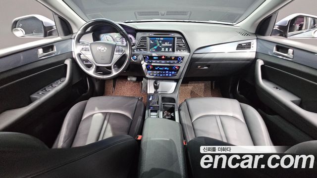 Hyundai Sonata — interior