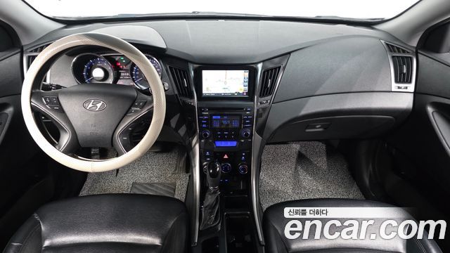 Hyundai Sonata — interior