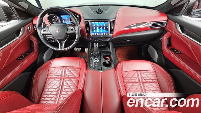 Maserati Levante — interior