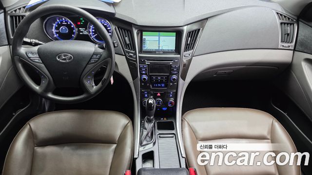 Hyundai Sonata — interior