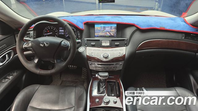 Infiniti Q70 — interior