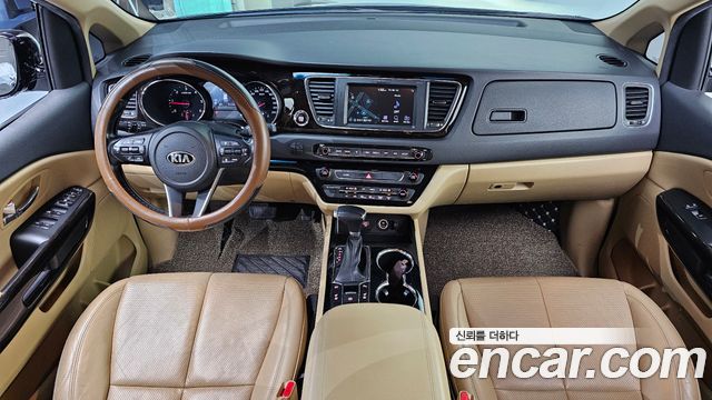Kia Carnival — interior