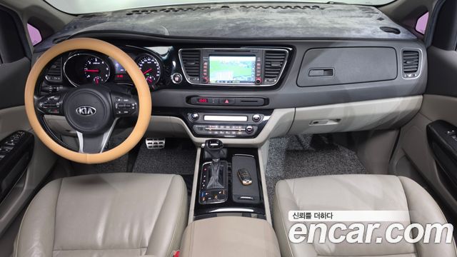 Kia Carnival — interior