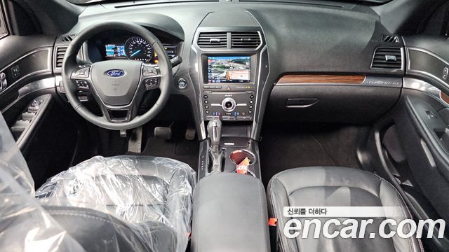 Ford Explorer — interior