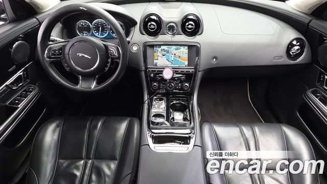 Jaguar XJ — interior