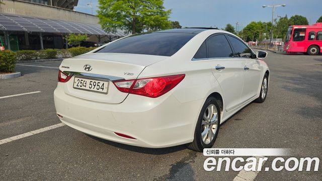 Hyundai Sonata — interior