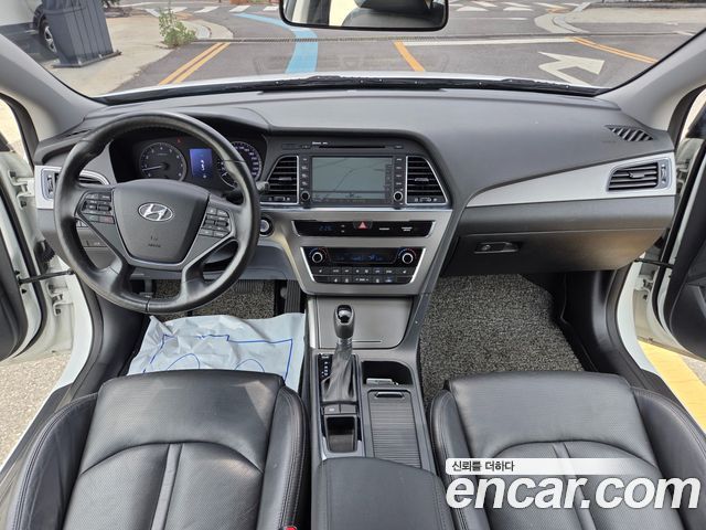 Hyundai Sonata — interior