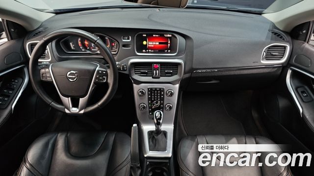 Volvo V40 — interior