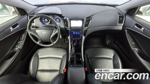 Hyundai Sonata — interior