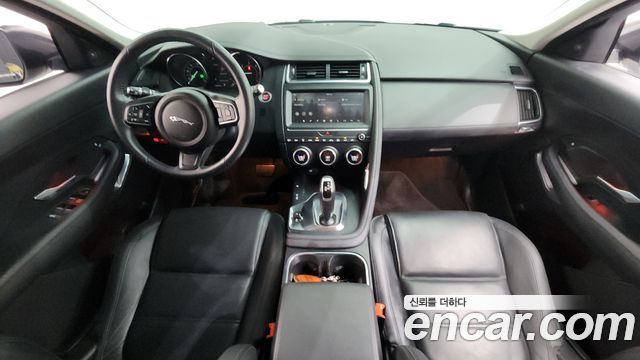 Jaguar E-Pace — interior