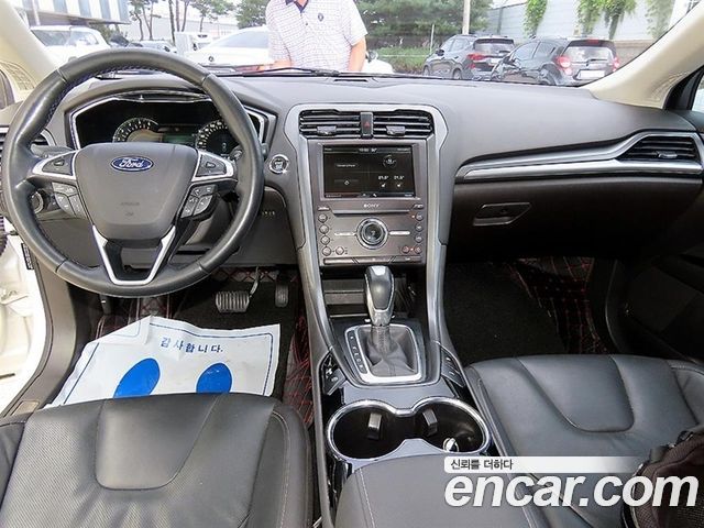 Ford Mondeo — interior