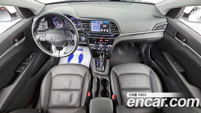 Hyundai Avante — interior
