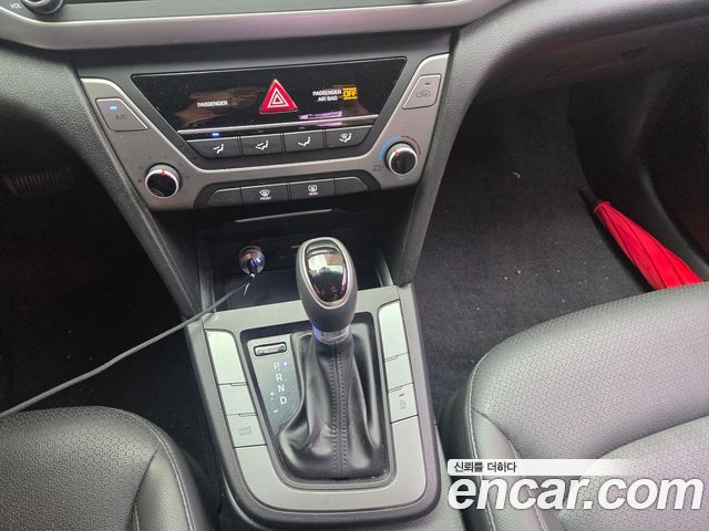 Hyundai Avante — interior