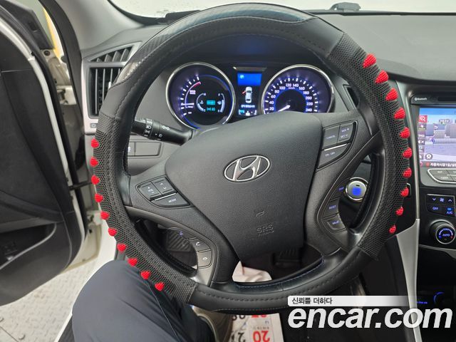 Hyundai Sonata — interior